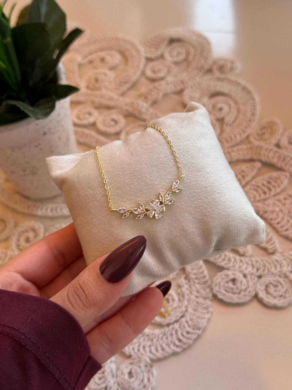 White flower necklace✨